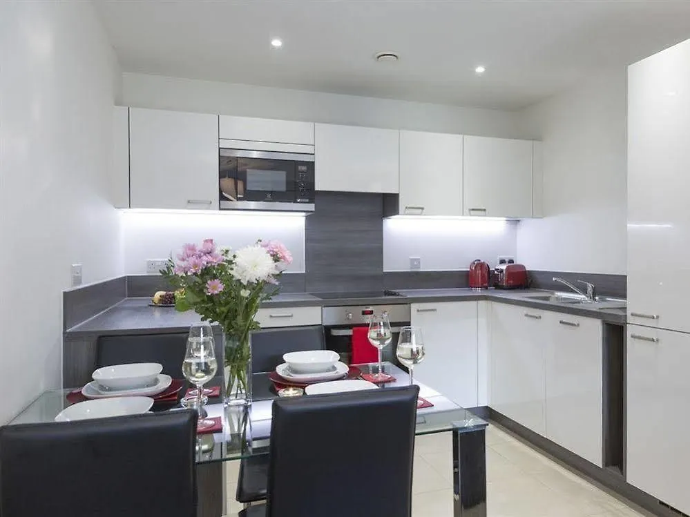 In2 London Apartment 0*,